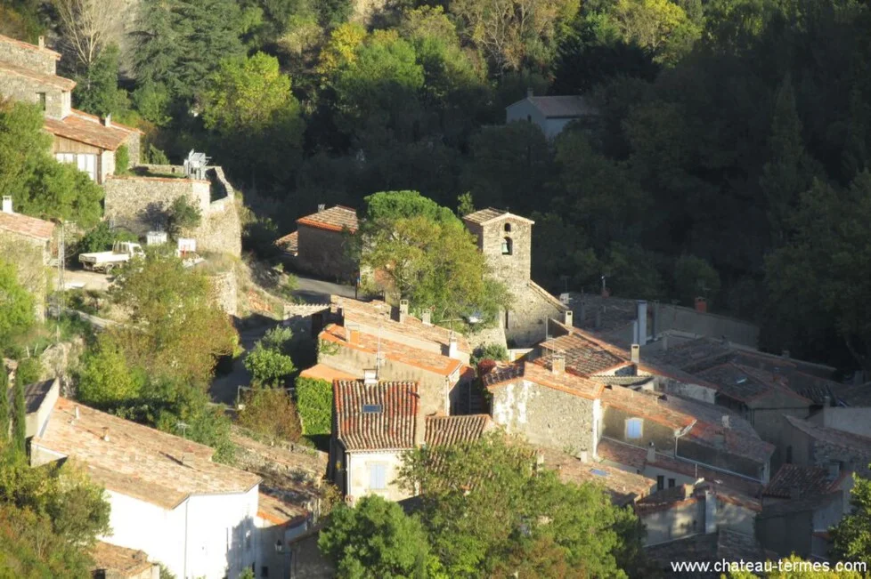 Coucher de soleil sur le village et l'église de Termes, Pays Cathare, Corbières