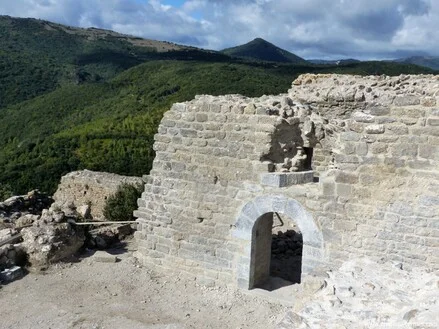 Corbières, patrimoine : la chapelle, le château de Termes (Aude)